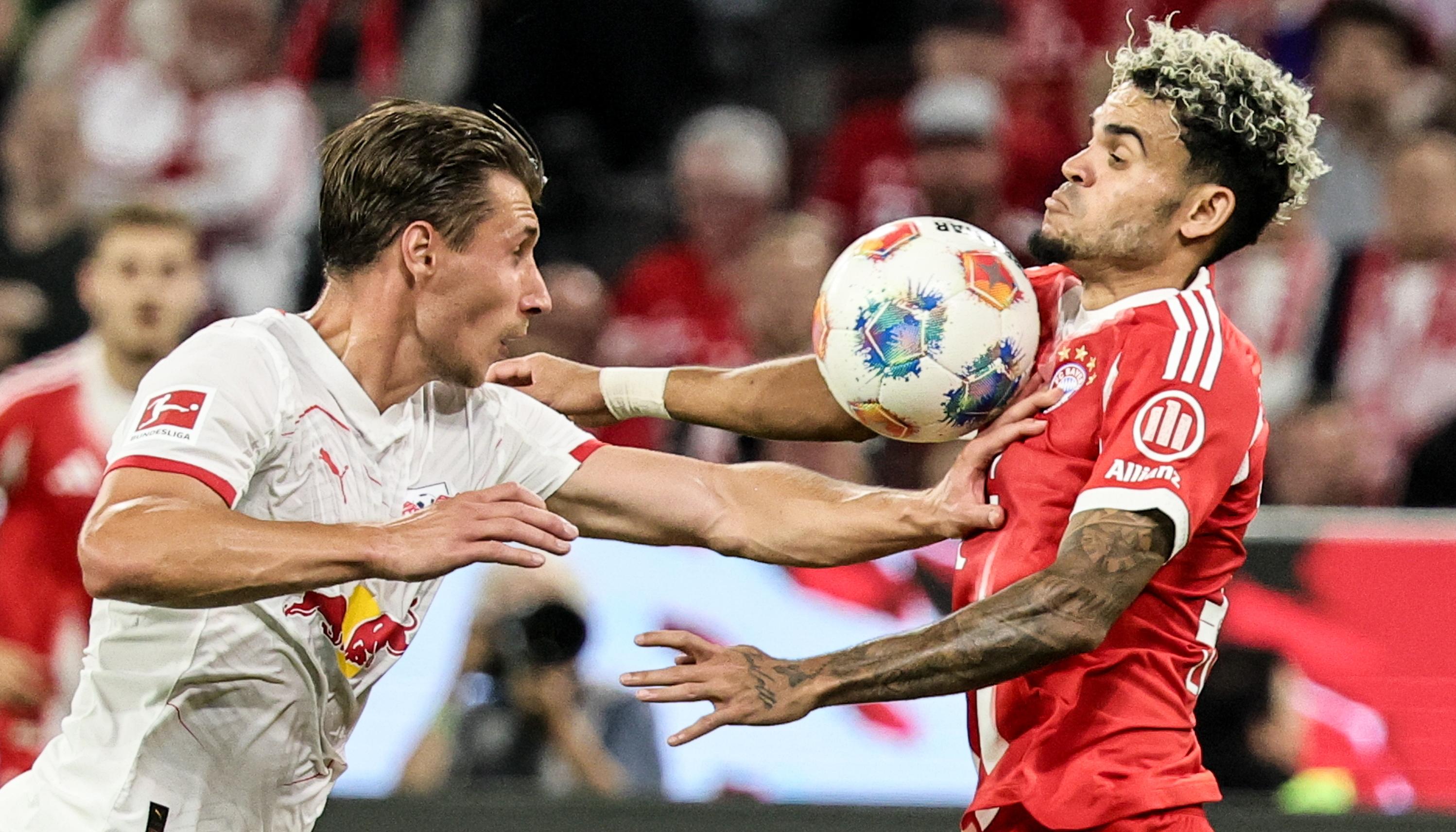 Luis Díaz controla la pelota con la marca encima de Willi Orban.