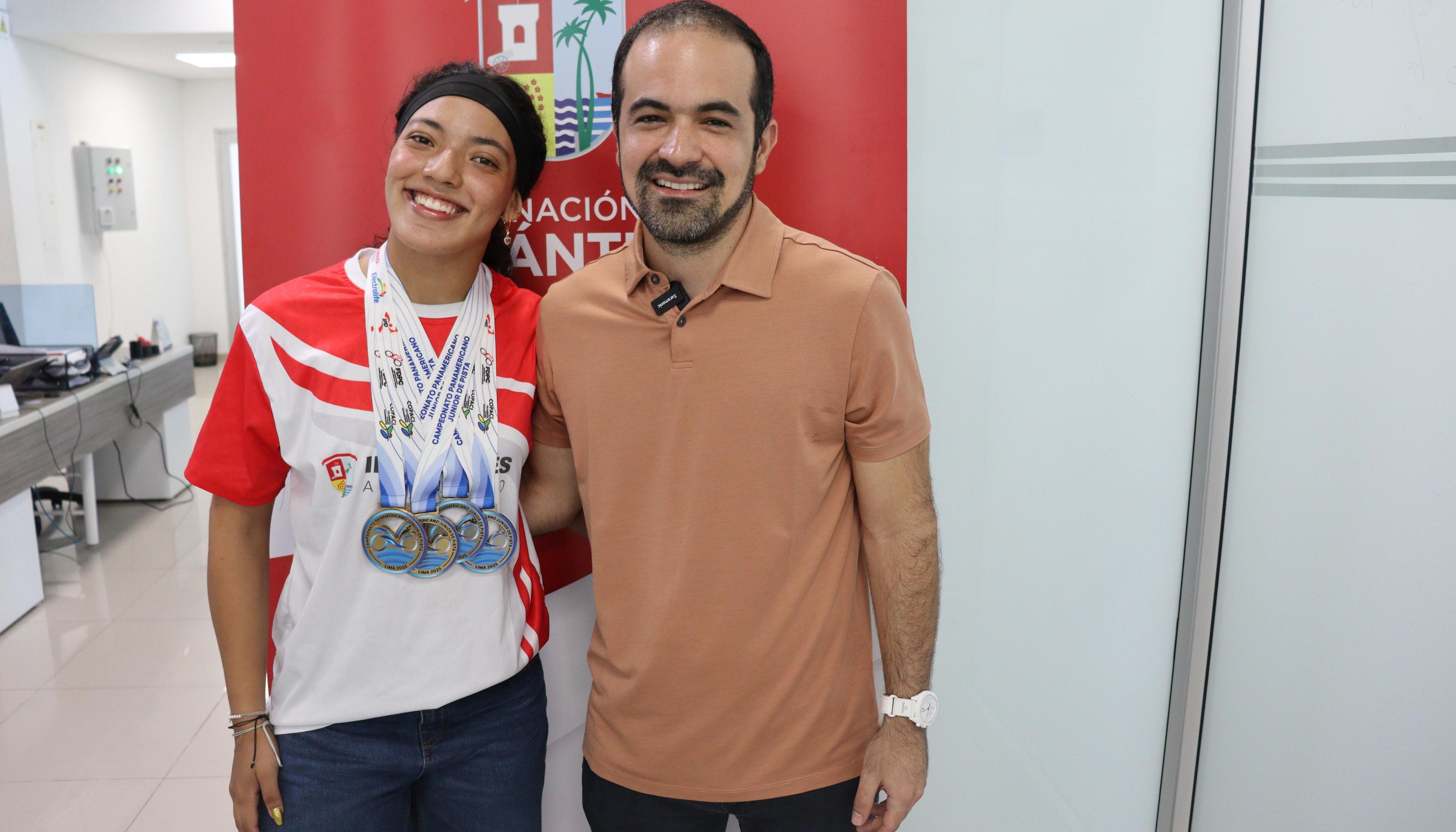 Mariana Pérez en companía de Iván Urquijo, director de Indeportes Atlántico.