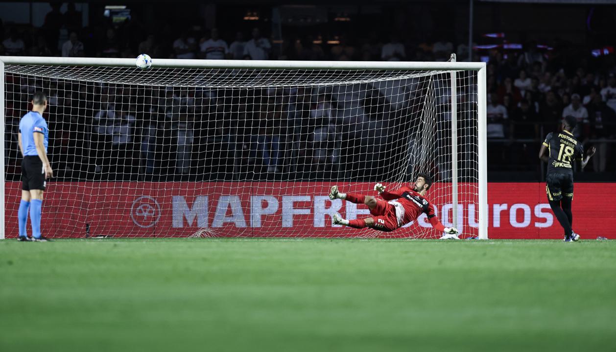El cobro de Marino Hinestroza que se estrelló en el travesaño. 