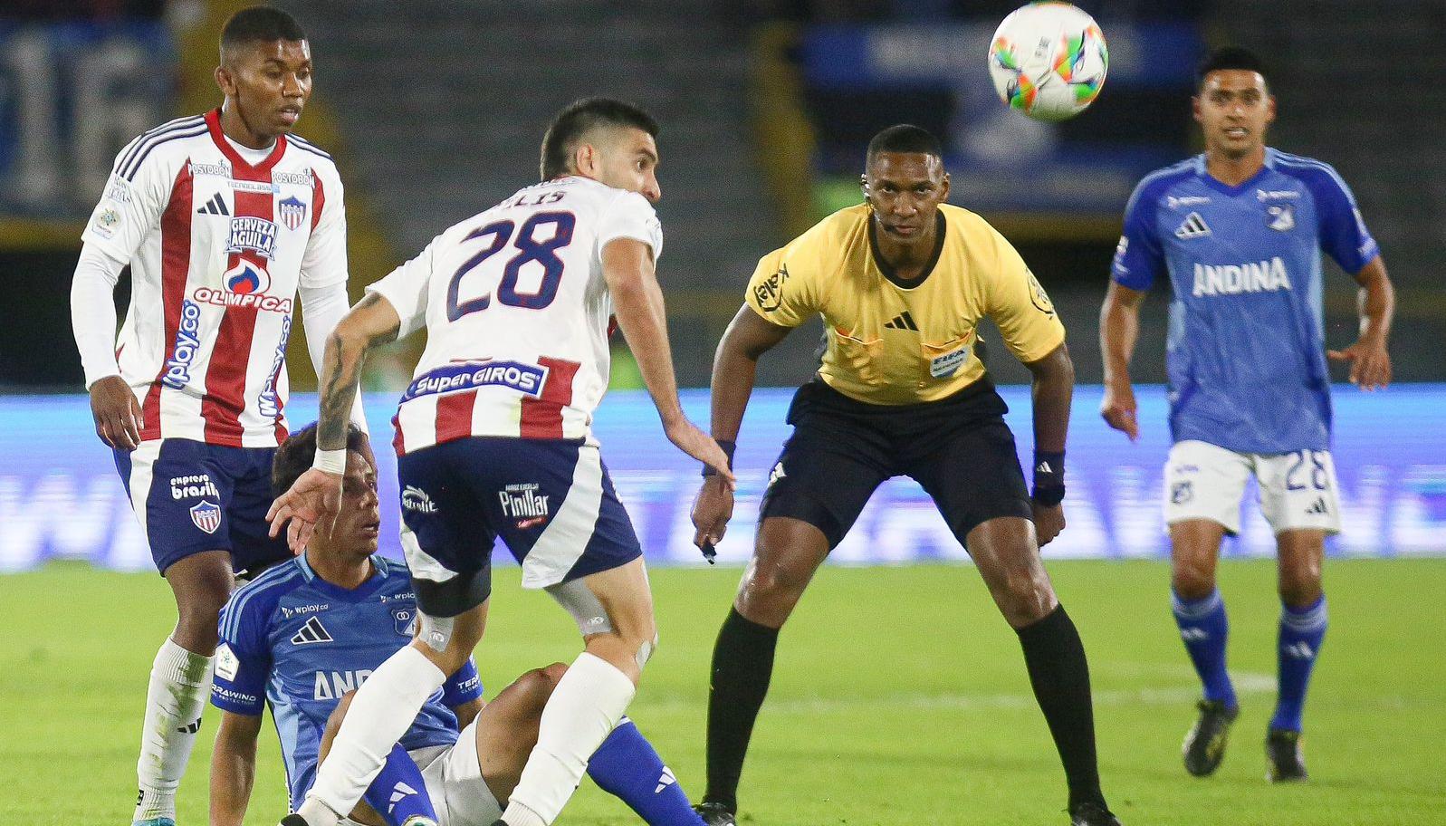 Guillermo Celis disputa la pelota con Alex Castro.