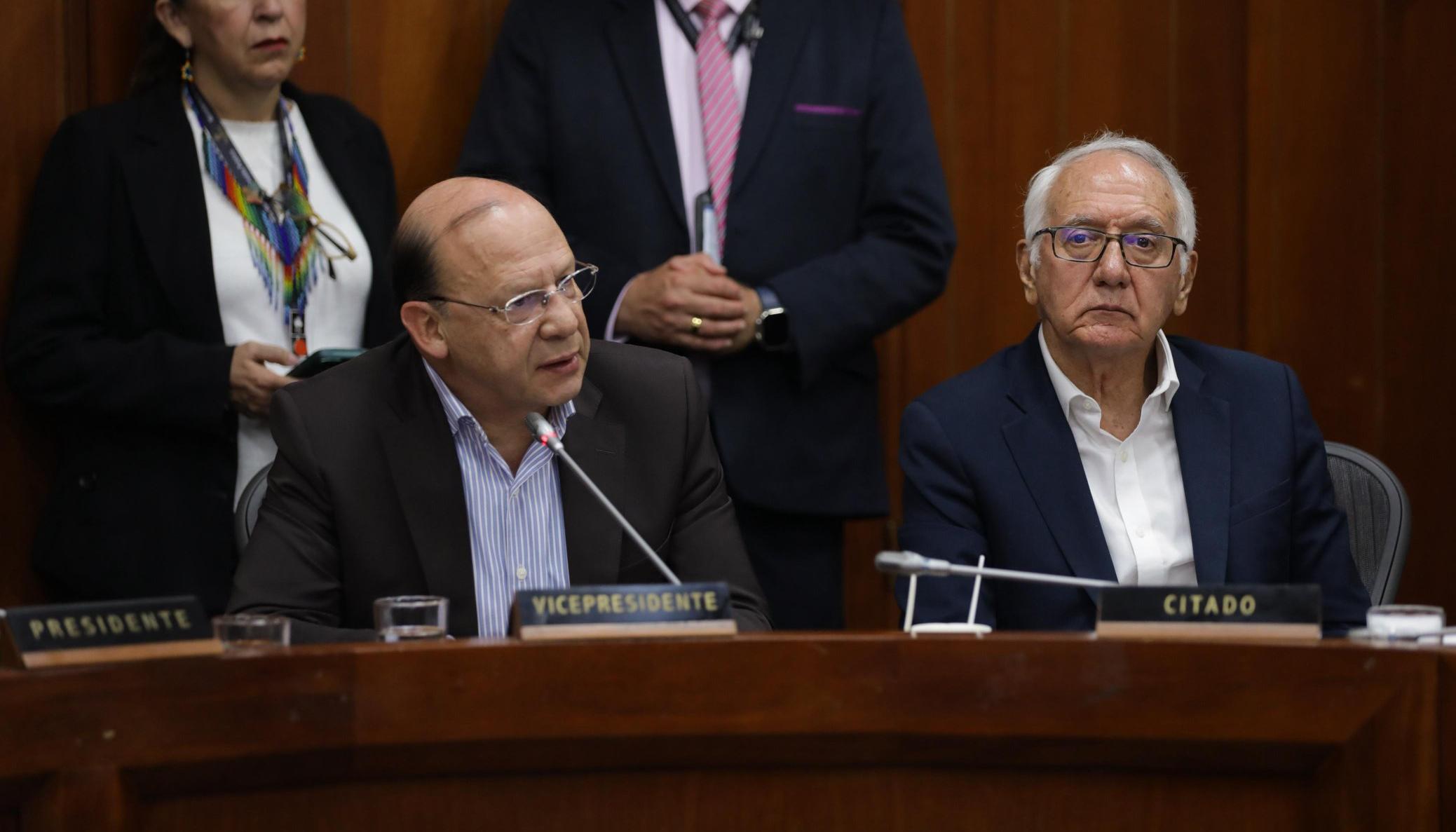 El ministro de Hacienda, Germán Ávila, con el ministro de Salud, Guillermo Alfonso Jaramillo, en la Comisión Séptima del Senado.