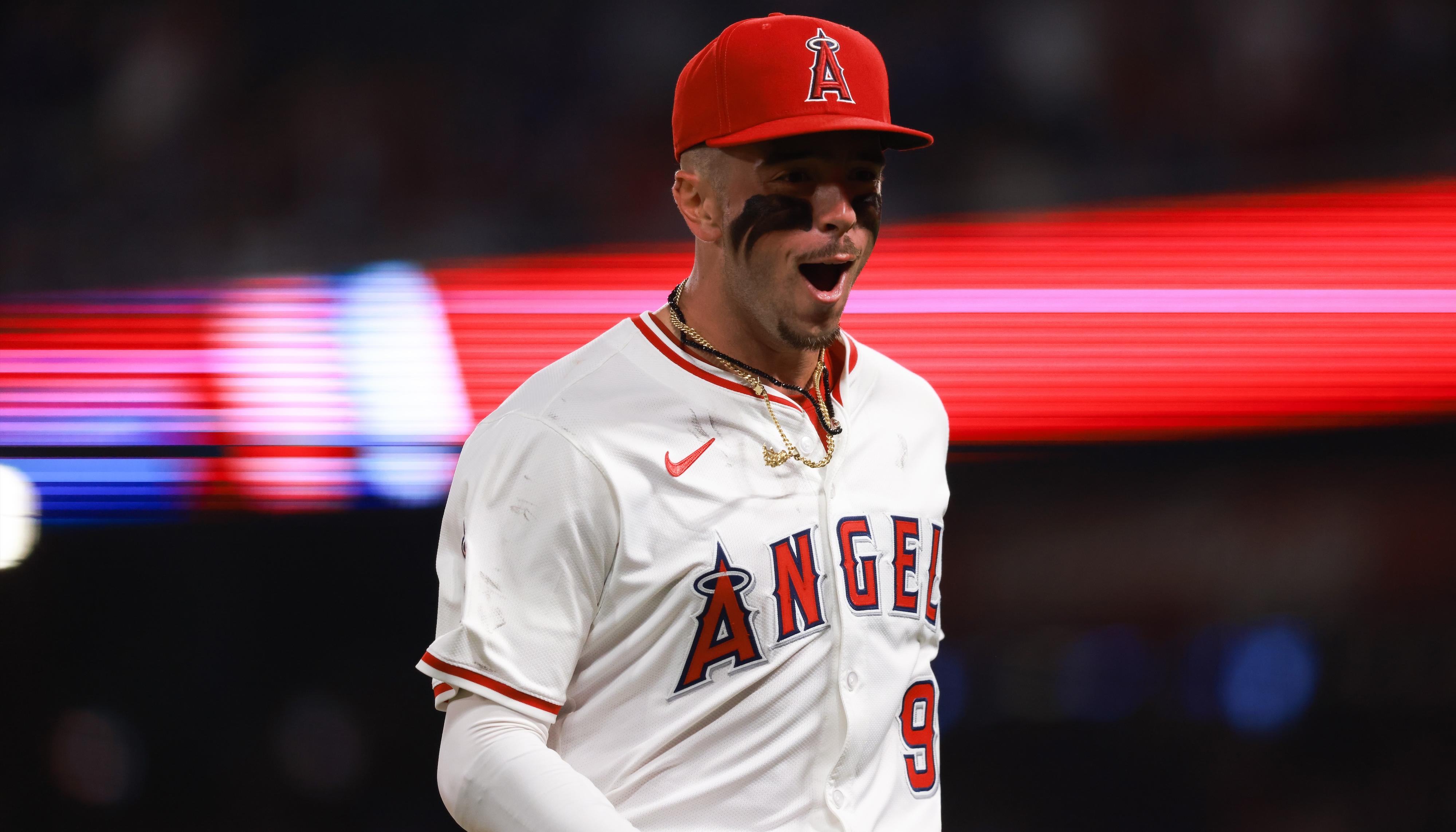 Zach Neto, paracorto de los Angelinos, gran protagonista del 'triple play' a los Dodgers.