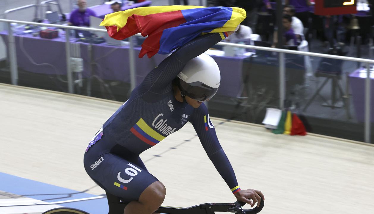 Nicolás Olivera celebra con la bandera de Colombia.