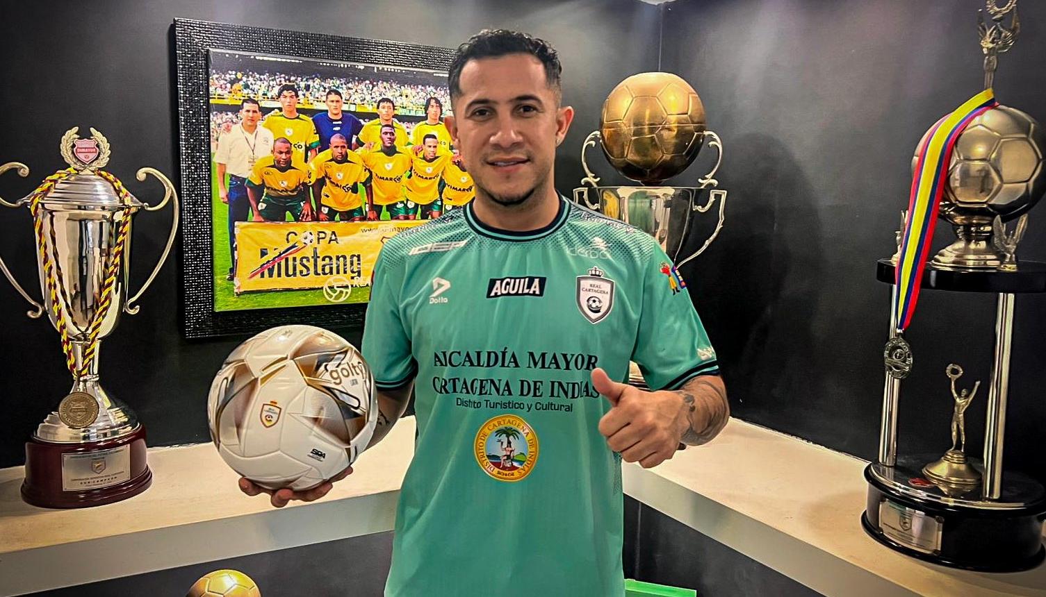 Michael Ortega con la camiseta del Real Cartagena, tras firmar su contrato.