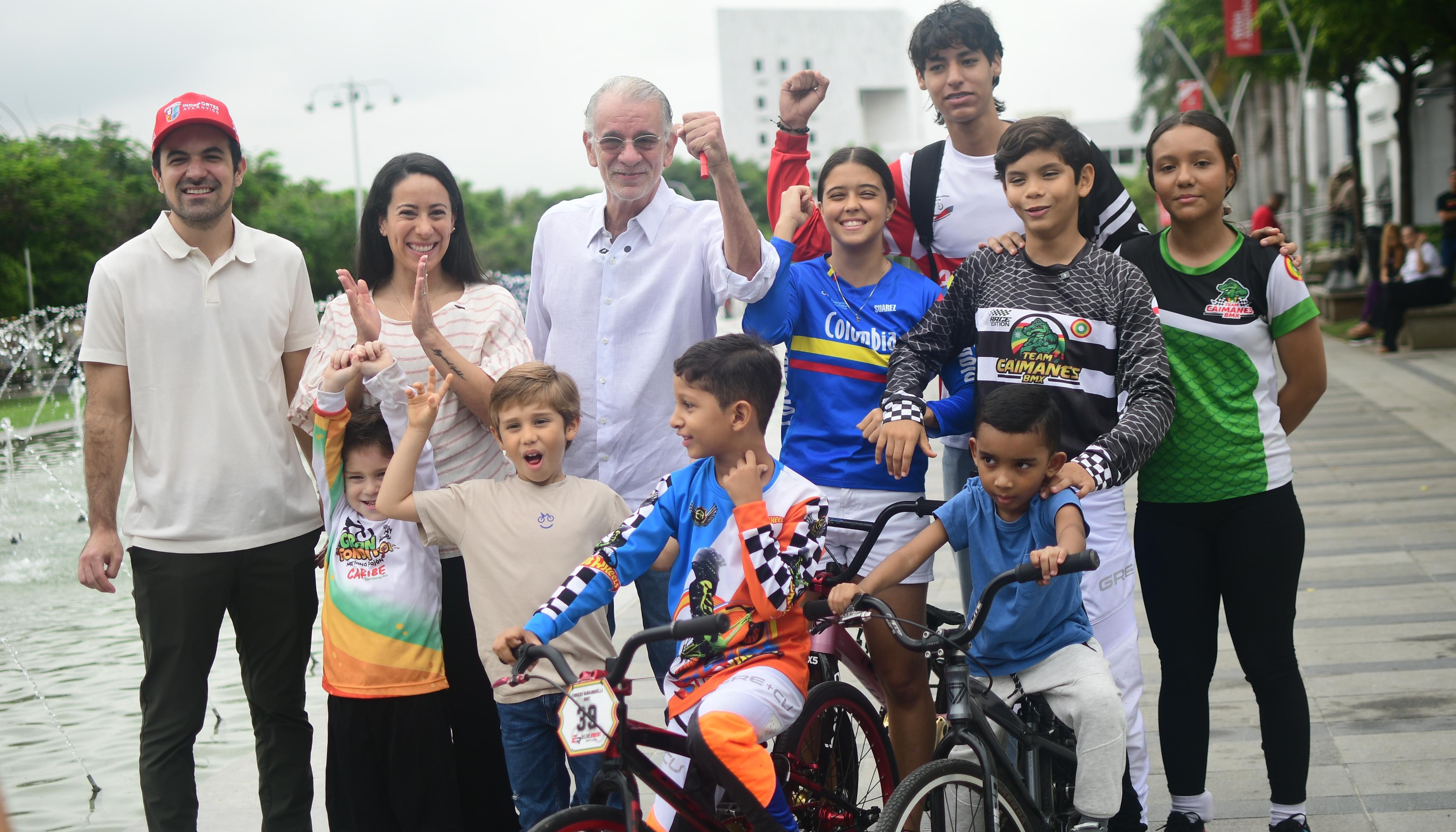 Mariana Pajón, Iván Urquijo y Eduardo Verano con un grupo de participantes en el Gran Fondito 2025.