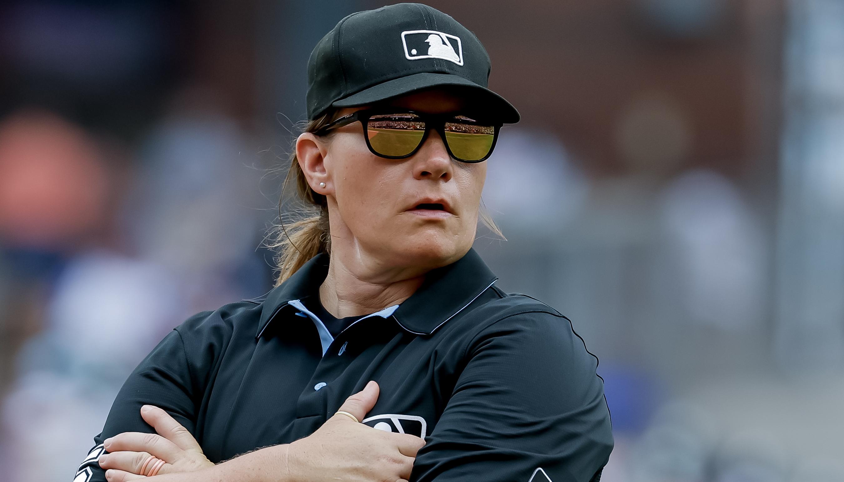 Jen Pawol, la primera árbitra en el béisbol de las Grandes Ligas.