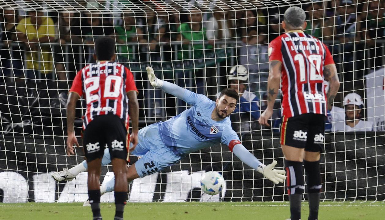 El segundo penalti cobrado de Edwin Cardona, atajado por el portero Rafael. 