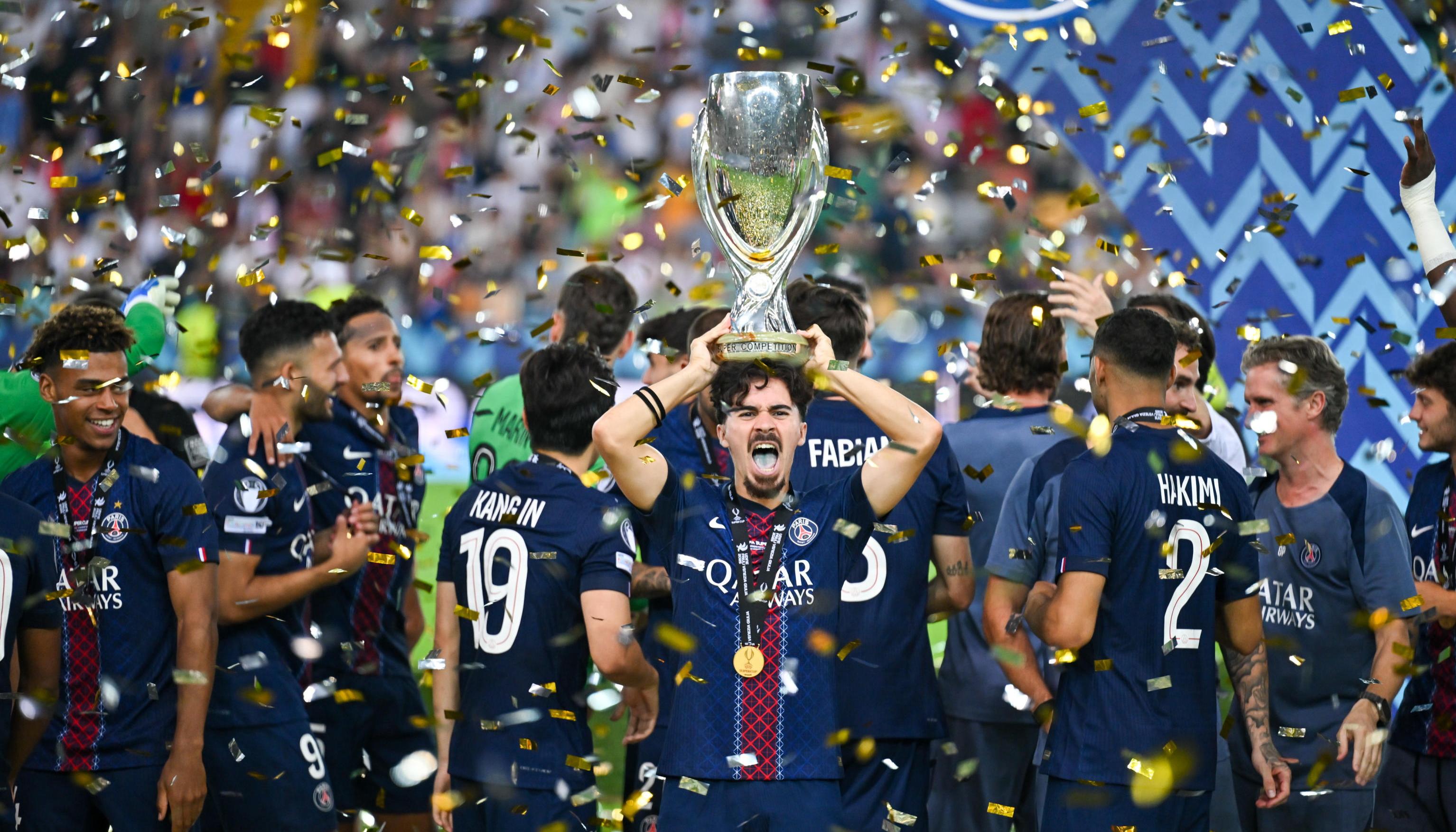 Jugadores del PSG celebran tras conquistar la Supercopa de Europa. 