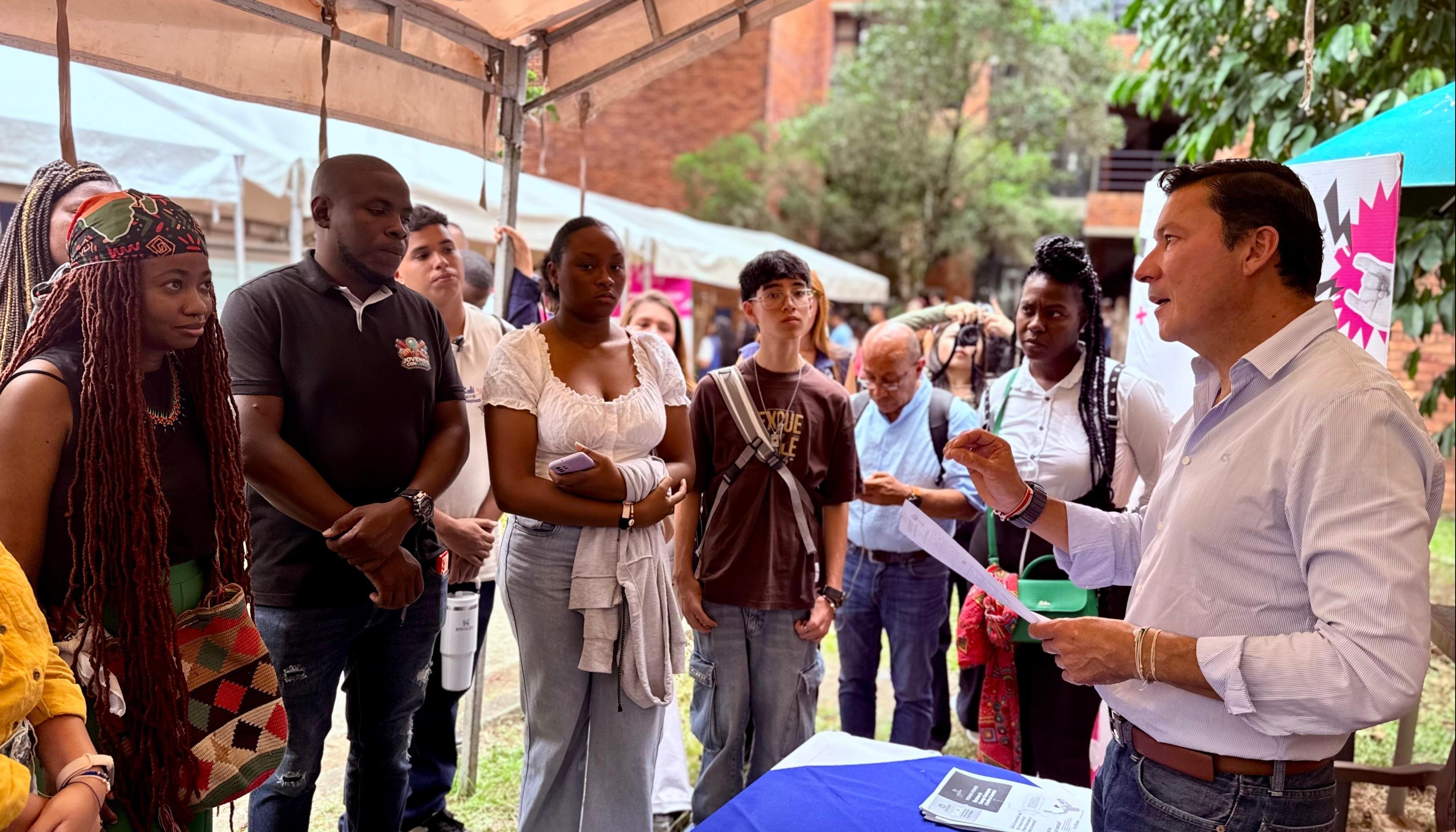 Registrador Nacional durante pedagogía a los jóvenes. 