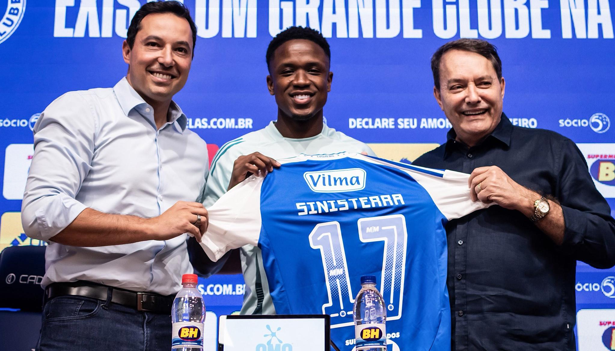 Luis Sinisterra en su presentación como nuevo jugador del Cruzeiro.