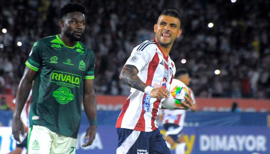 Steven 'Titi' Rodríguez celebra tras marcar el gol del empate de Junior.