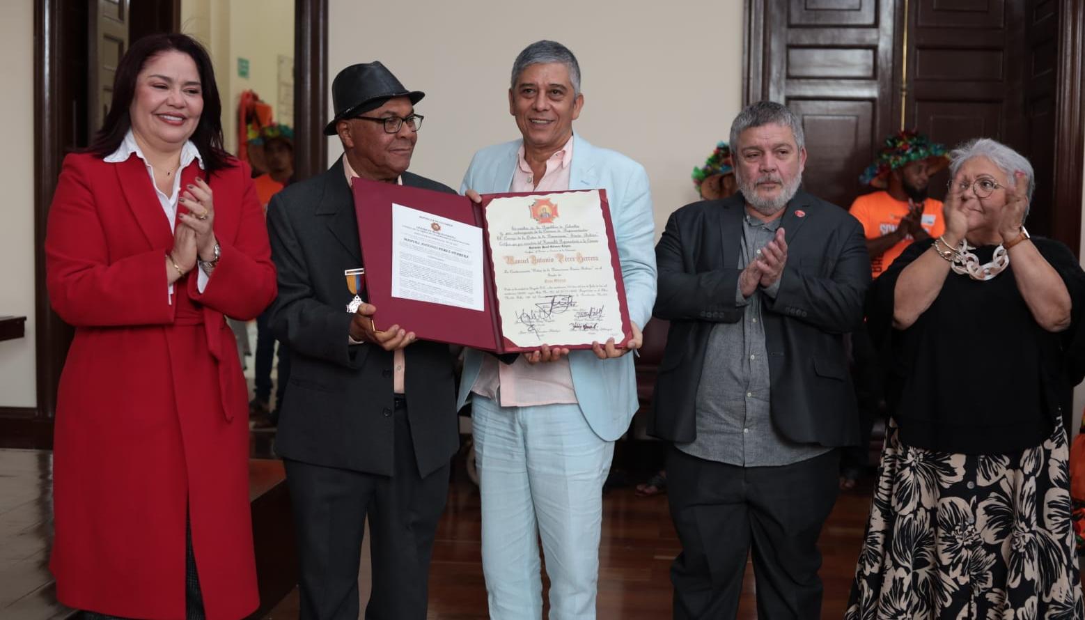 Momentos de la condecoración al investigador Manuel 'Toño' Pérez. 