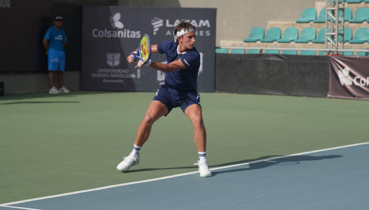 El colombiano Miguel Tobón Jr. durante su partido contra el paraguayo Adolfo Vallejo. 