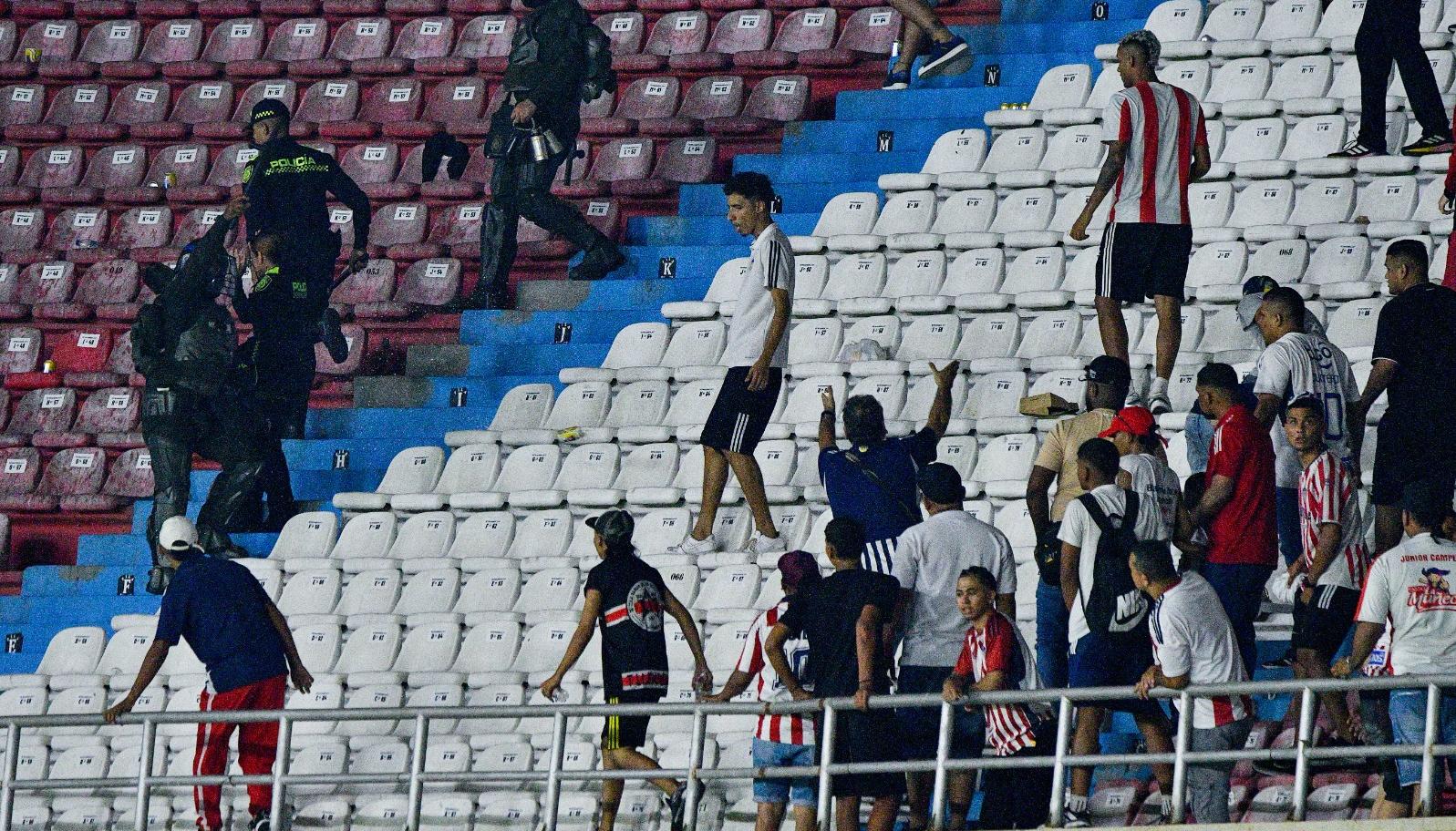 El enfrentamiento entre barristas dejó heridos a varios seguidores del Bucaramanga.