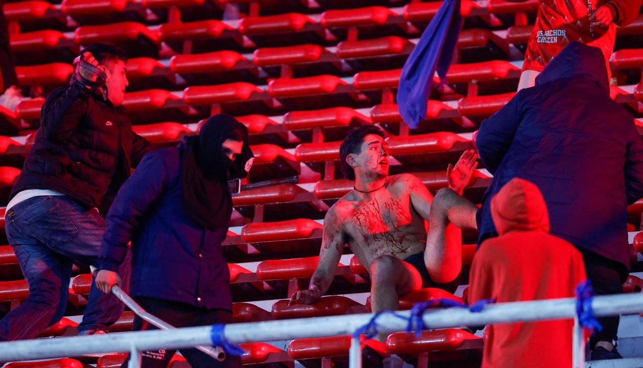 Enfrentamiento en las tribunas entre hinchas de Independiente y Universidad de Chile.