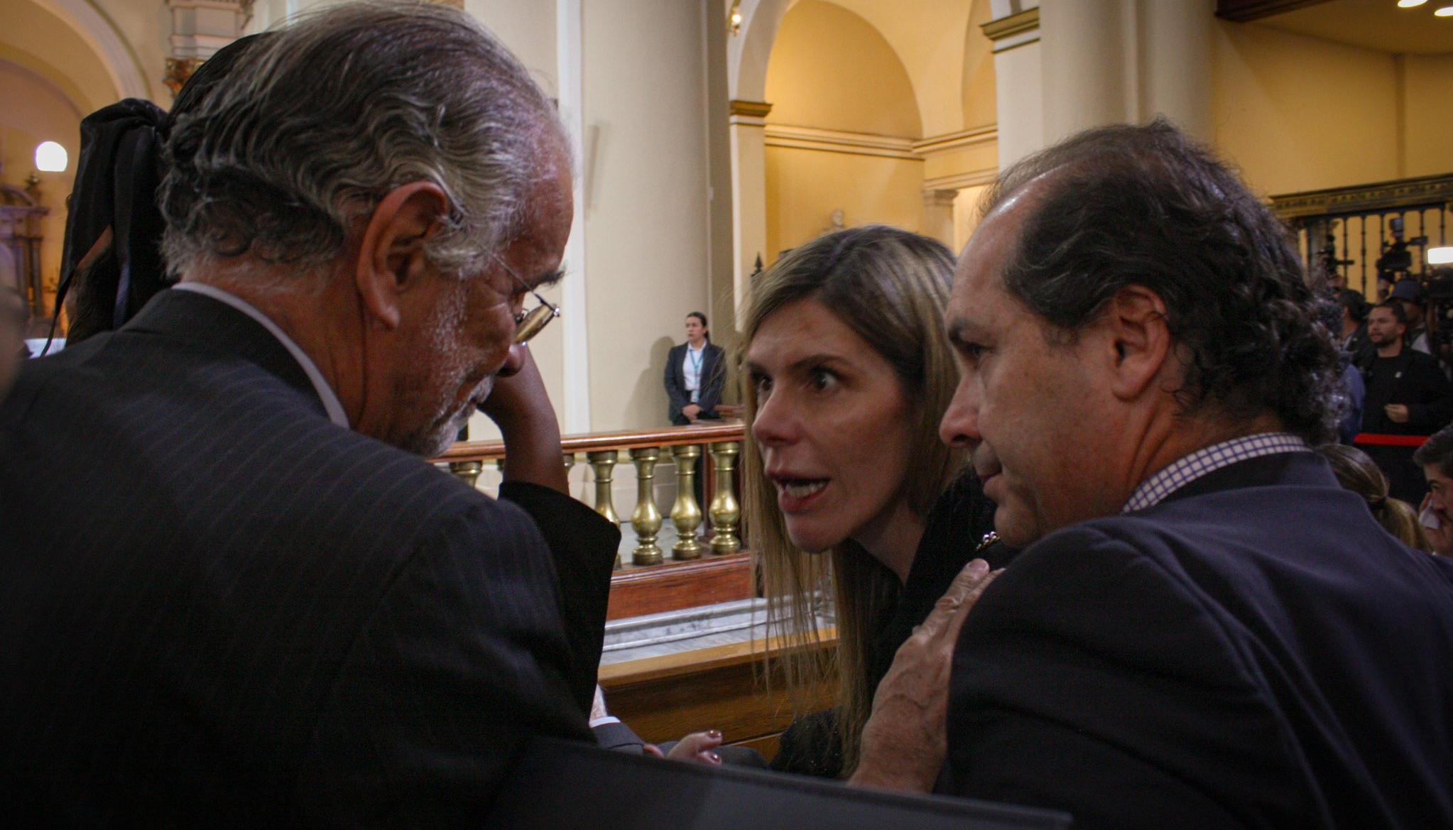 Gobernador Verano junto a María Carolina Hoyos, hermana de Miguel Uribe Turbay.
