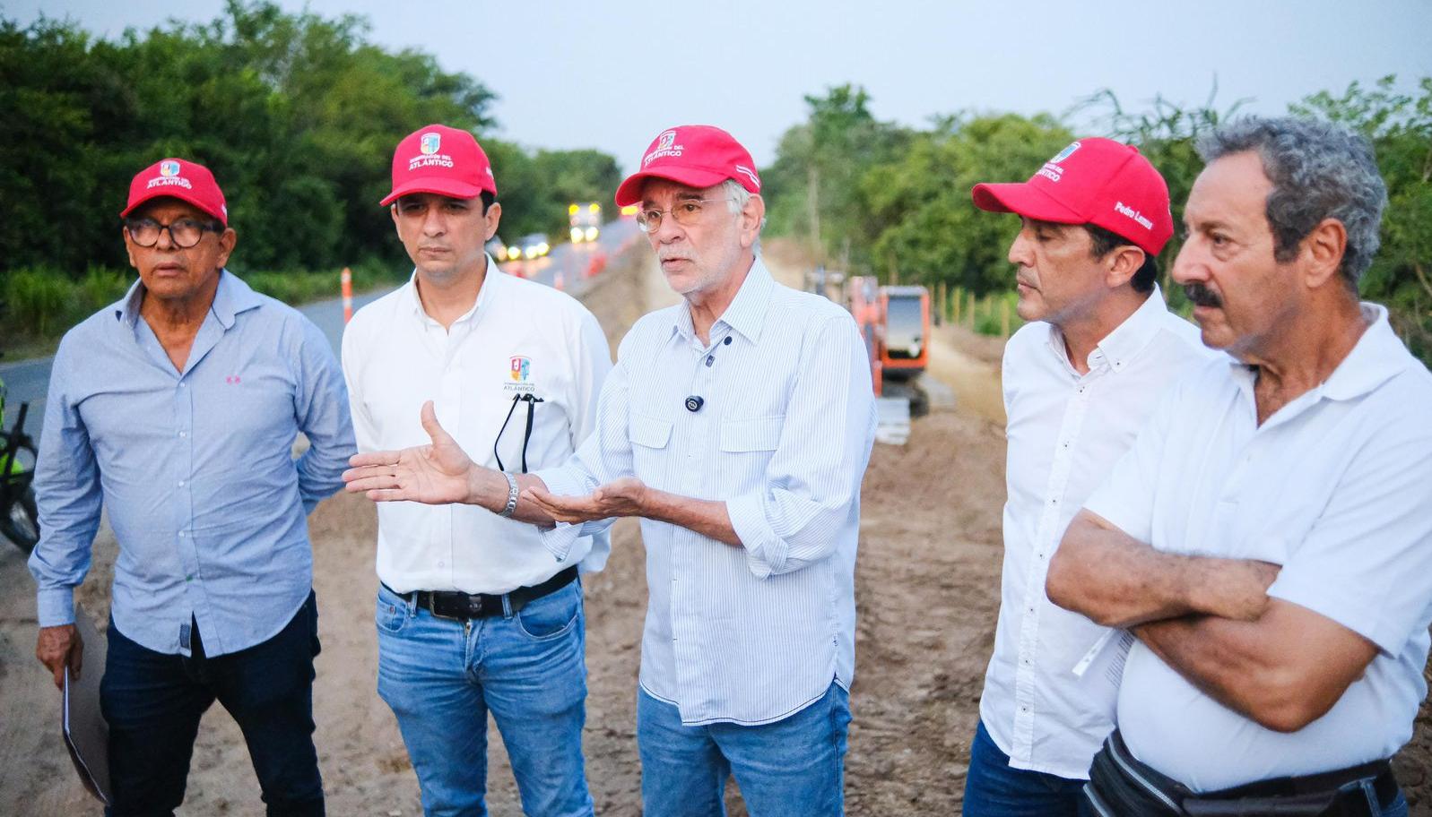 Gobernador Verano durante visita de inspección de obras. 