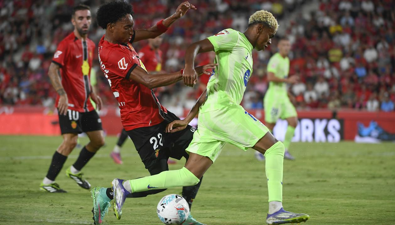 El colombiano Johan Mojica intenta frenar a Lamine Yamal. 