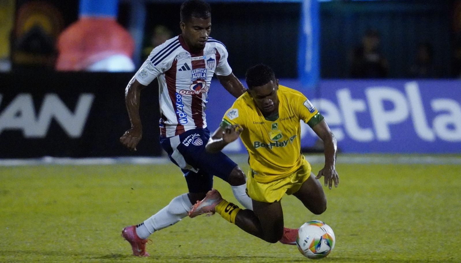 Yeison Suárez, lateral izquierdo del Junior, durante el partido contra el Huila, en Neiva.