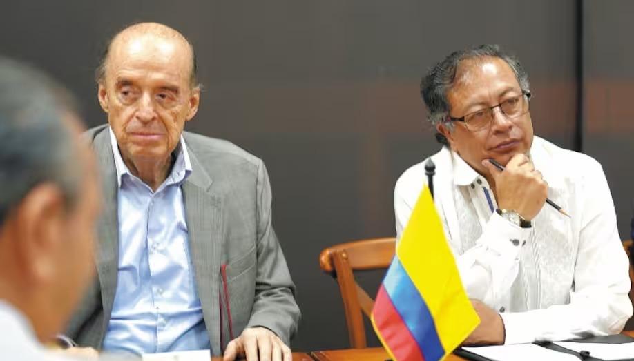 Álvaro Leyva Durán y el Presidente Gustavo Petro.