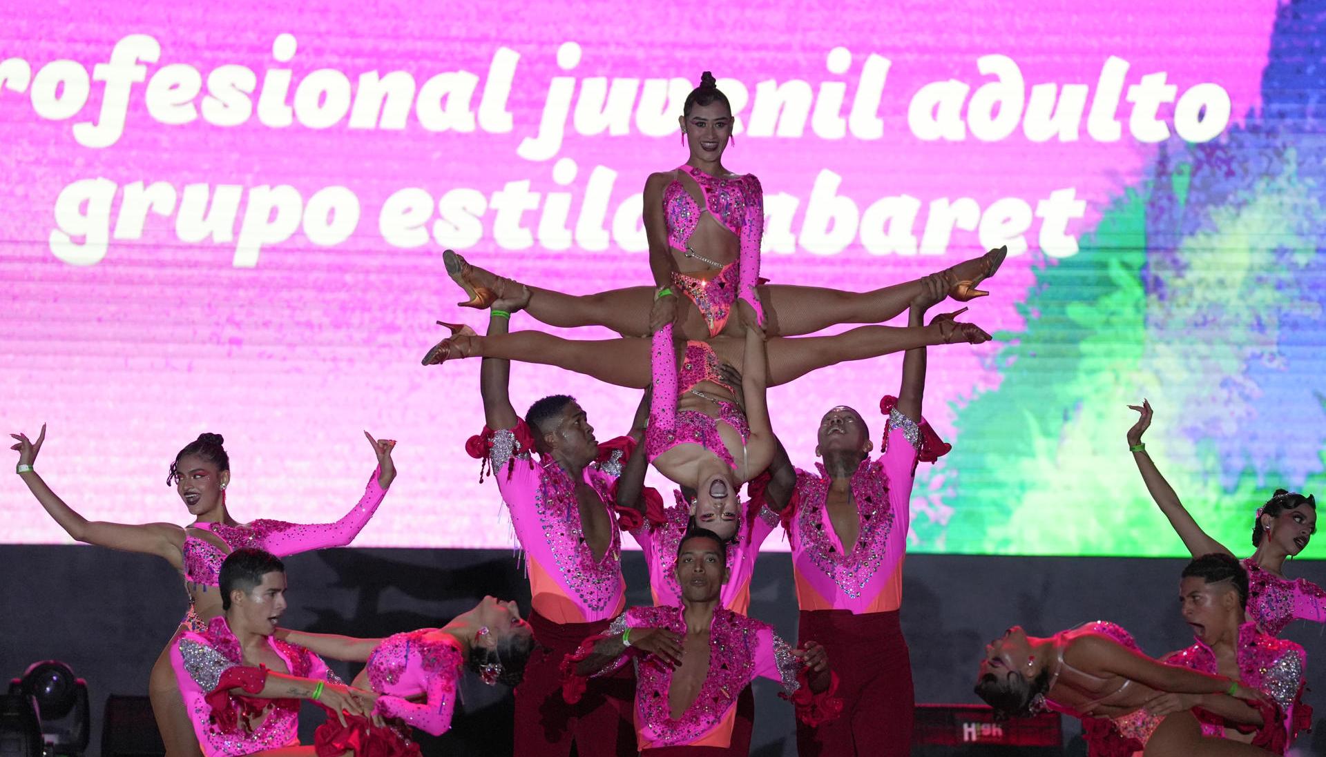 Parejas de bailarines participan en el Festival mundial de salsa. 