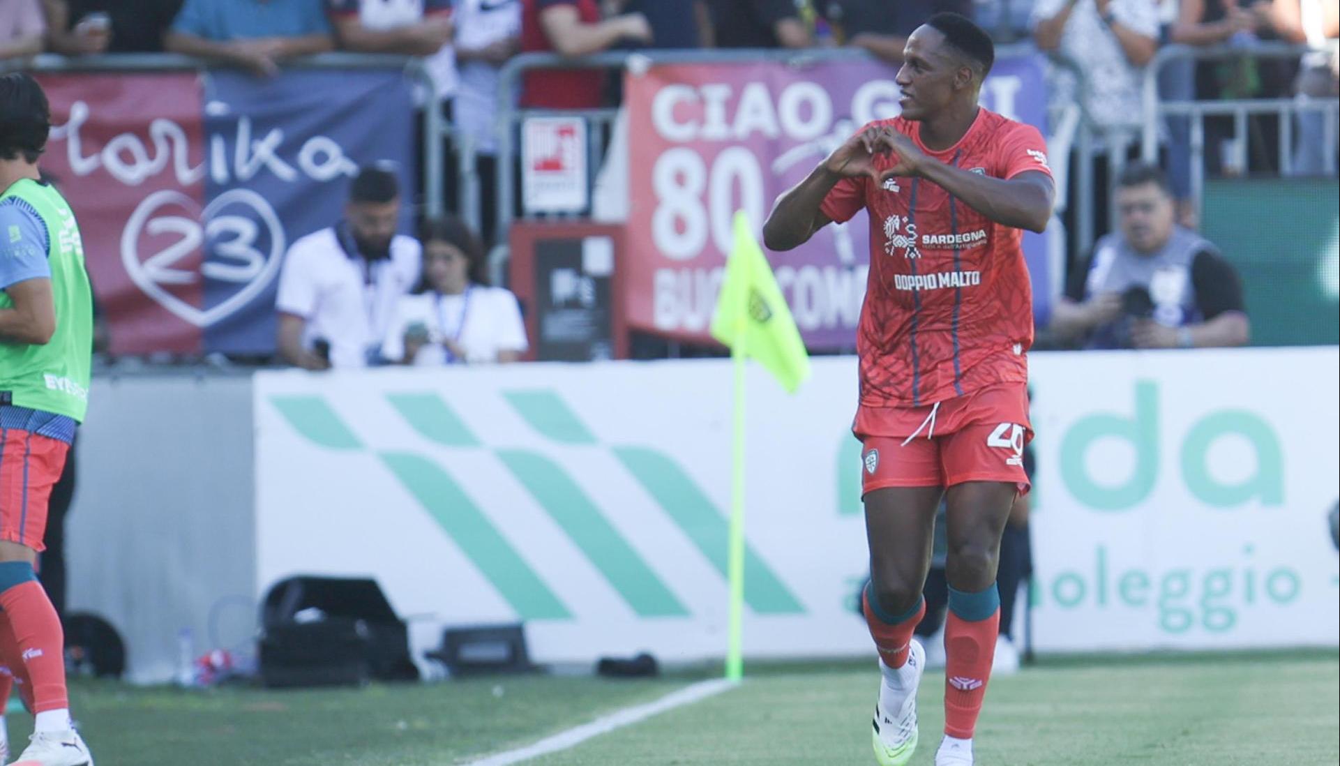 Yerry Mina celebrando su gol con Cagliari.