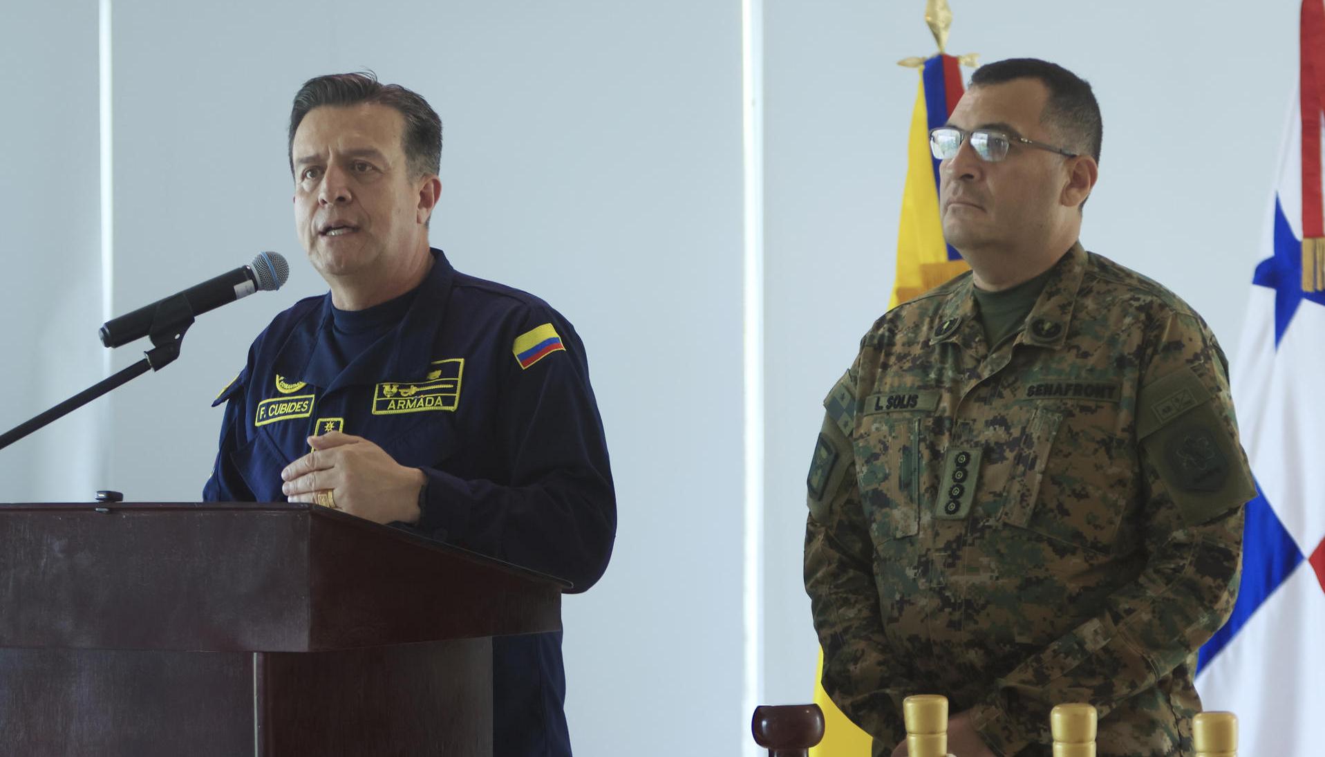 El comandante general de las Fuerzas Militares de Colombia, almirante Francisco Cubides, y el director general del Servicio Nacional de Fronteras (Senafront) de Panamá, Larry Solís Velásquez.