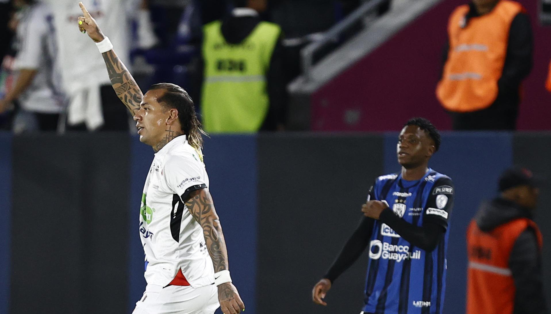 Dayro Moreno celebrando uno de sus goles.