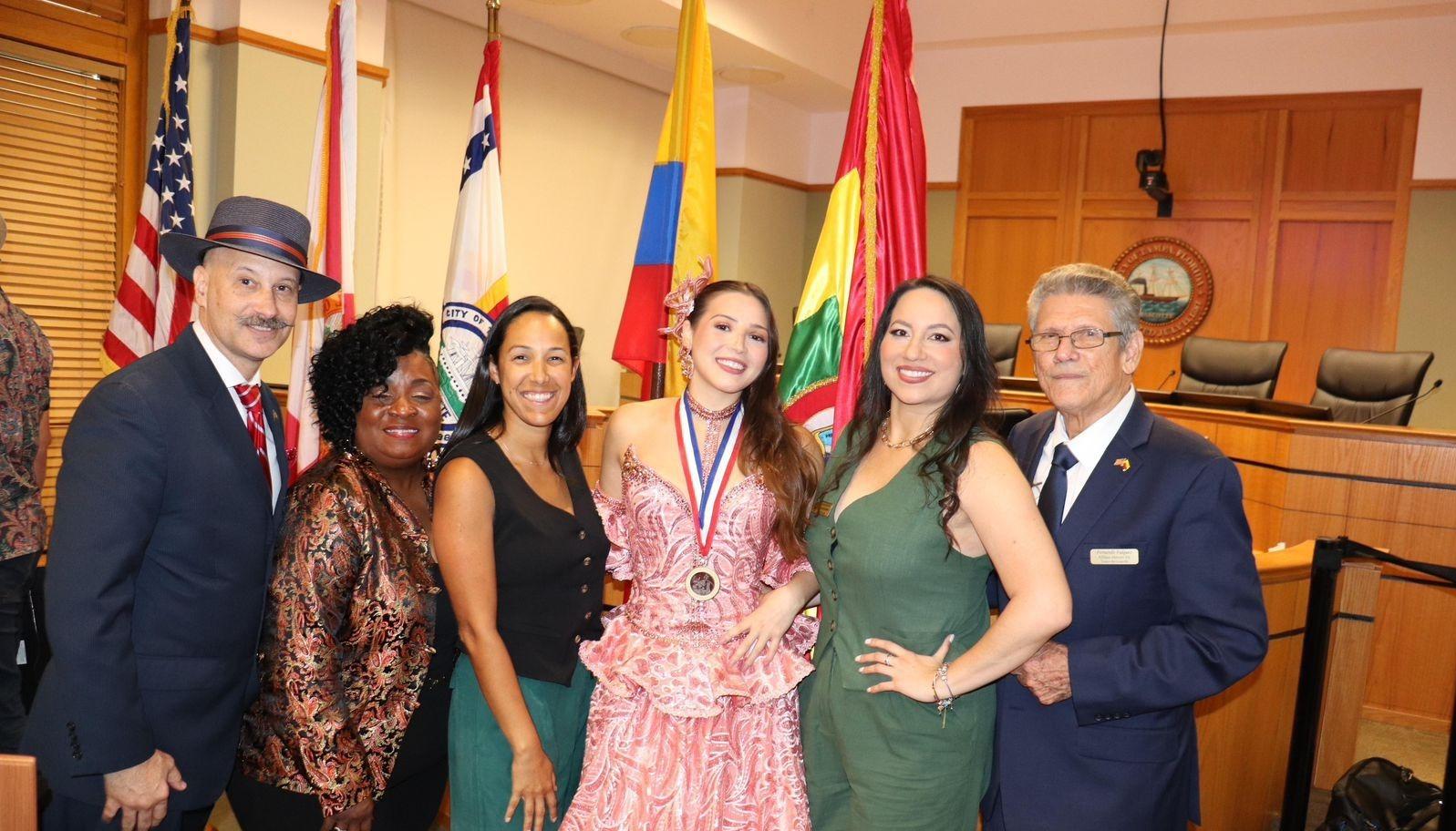 Reina del Carnaval con directivos en Tampa, Florida.