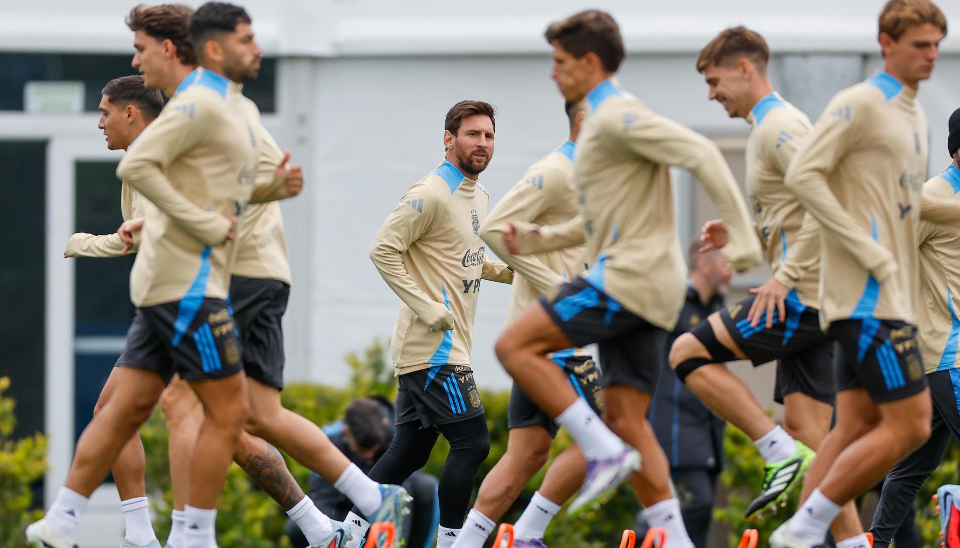Lionel Messi en entrenamiento con la Selección Argentina.