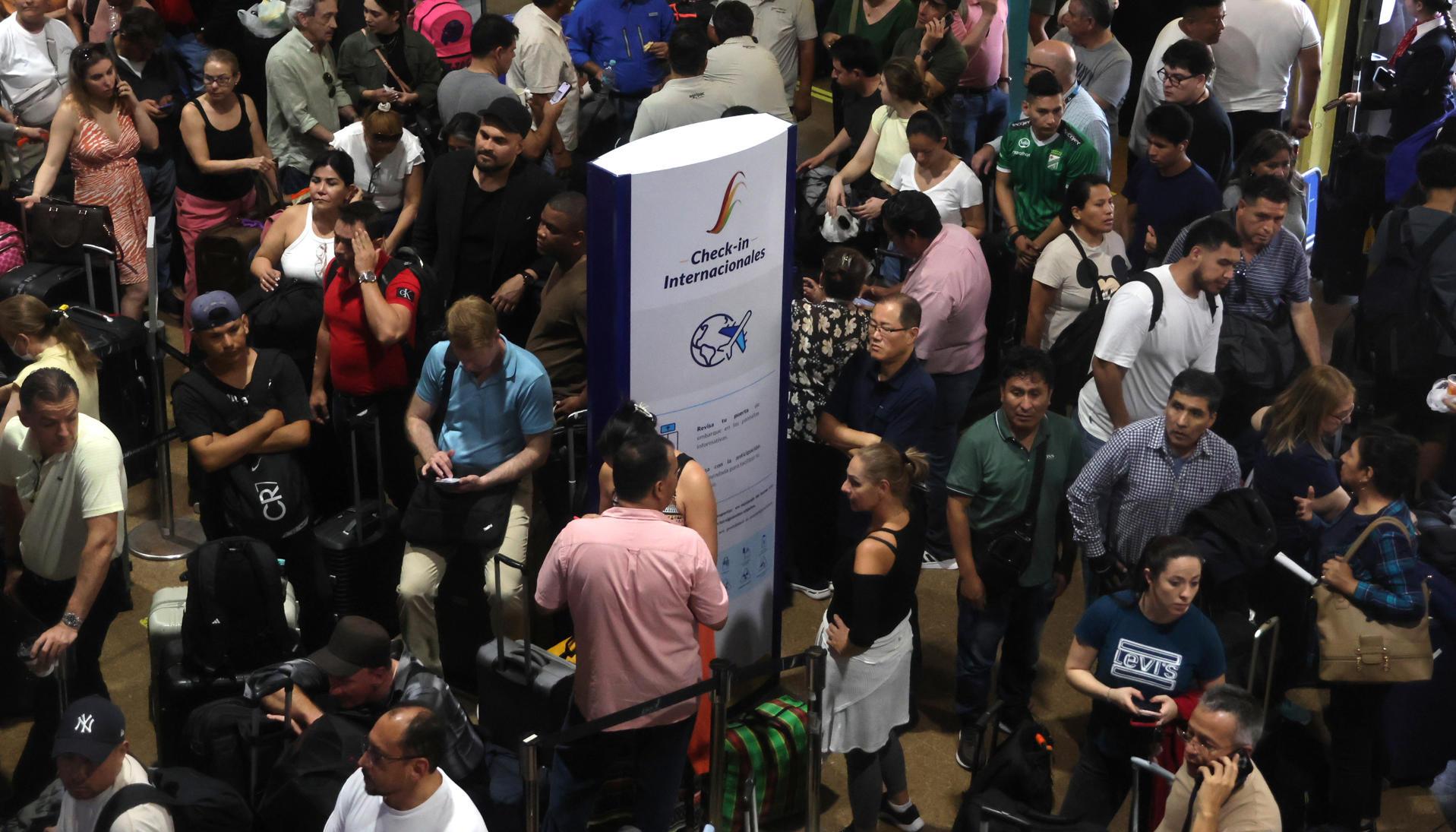 Personas en el Aeropuerto Internacional de Bolivia.