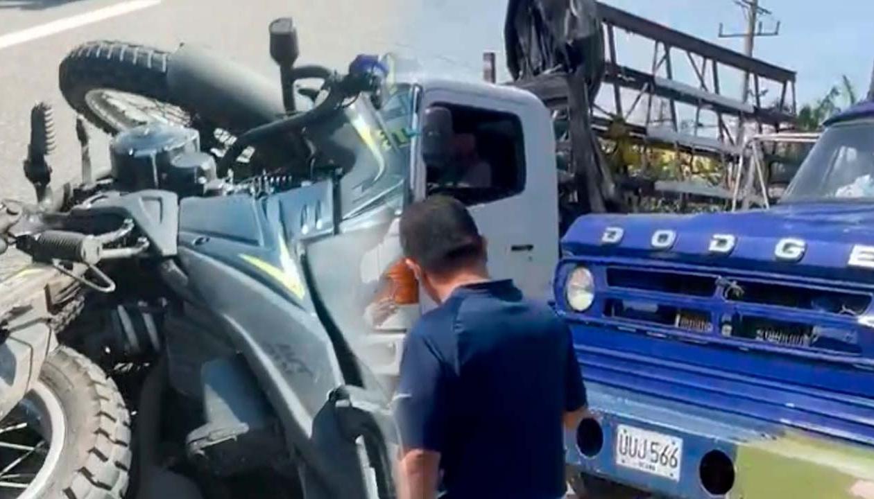 La moto y el camión implicados en el accidente de tránsito. 
