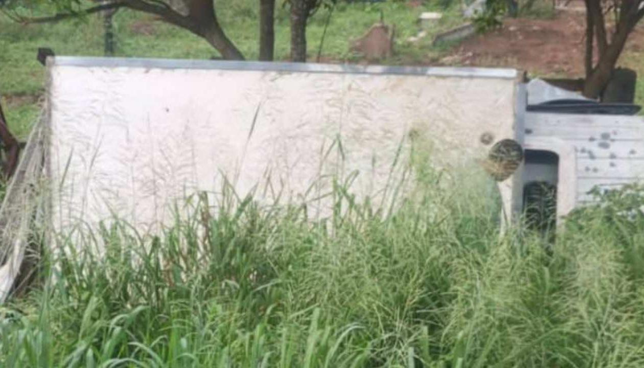 Furgoneta terminó a un lado de la vía.