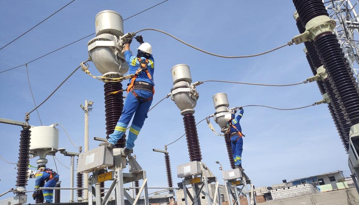 Operarios de Air-e durante labores técnicas. 