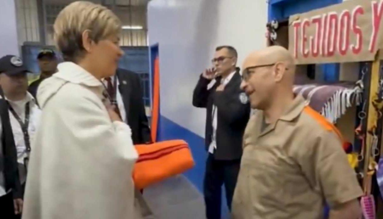 Verónica Alcocer con un recluso.