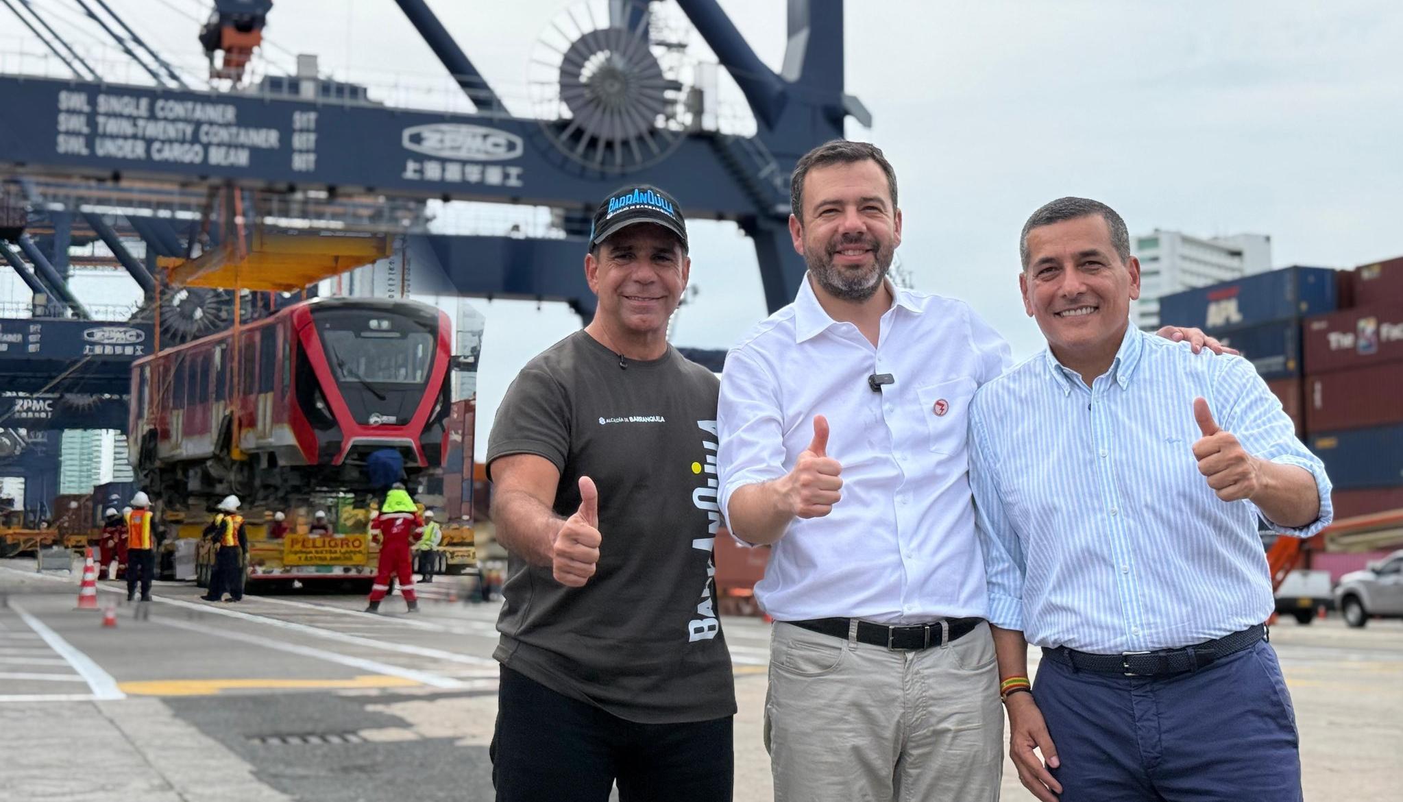 Alejandro Char acompañando al alcalde de Bogotá, Carlos Fernando Galán, quien recibía los vagones del Metro. A la derecha Dumek Turbay, alcalde de Cartagena.
