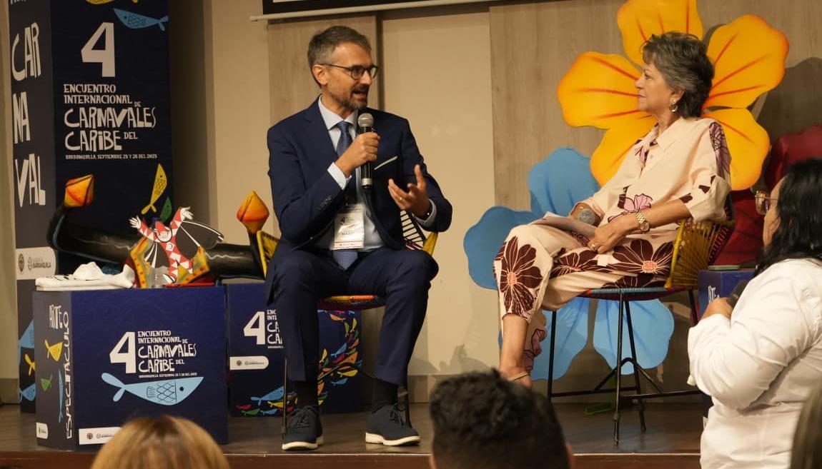 El conferencista Andrea Mazzi y la gestora cultural Carla Celia.