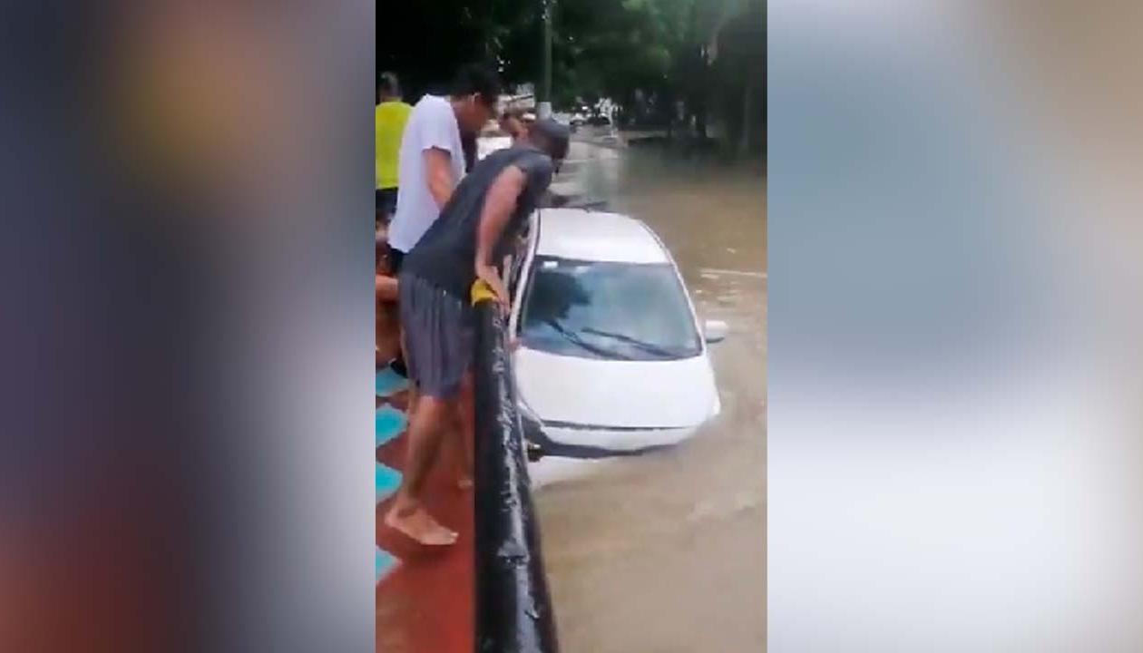 Vehículo arrastrado por el arroyo. 