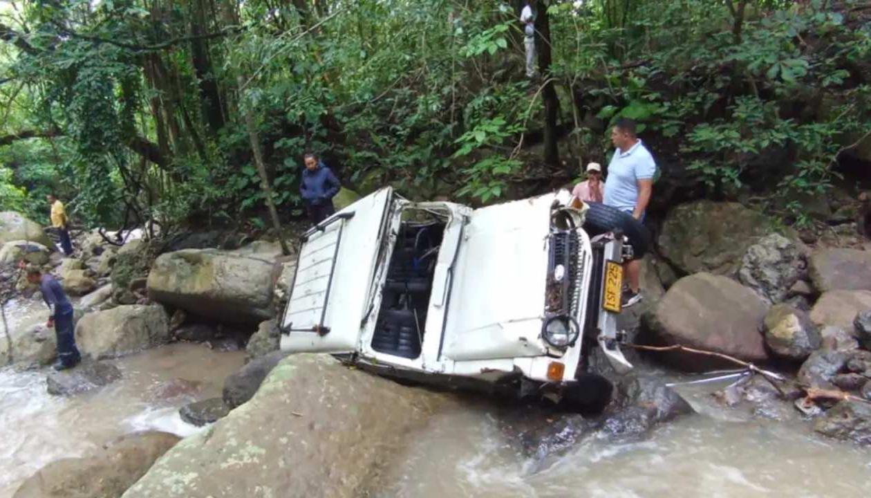 Así quedó el vehículo tras ser arrastrado por la creciente.