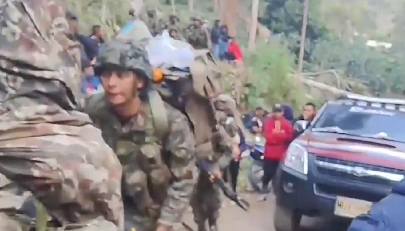 Asonada de comunidad a tropas del Ejército en Huila.