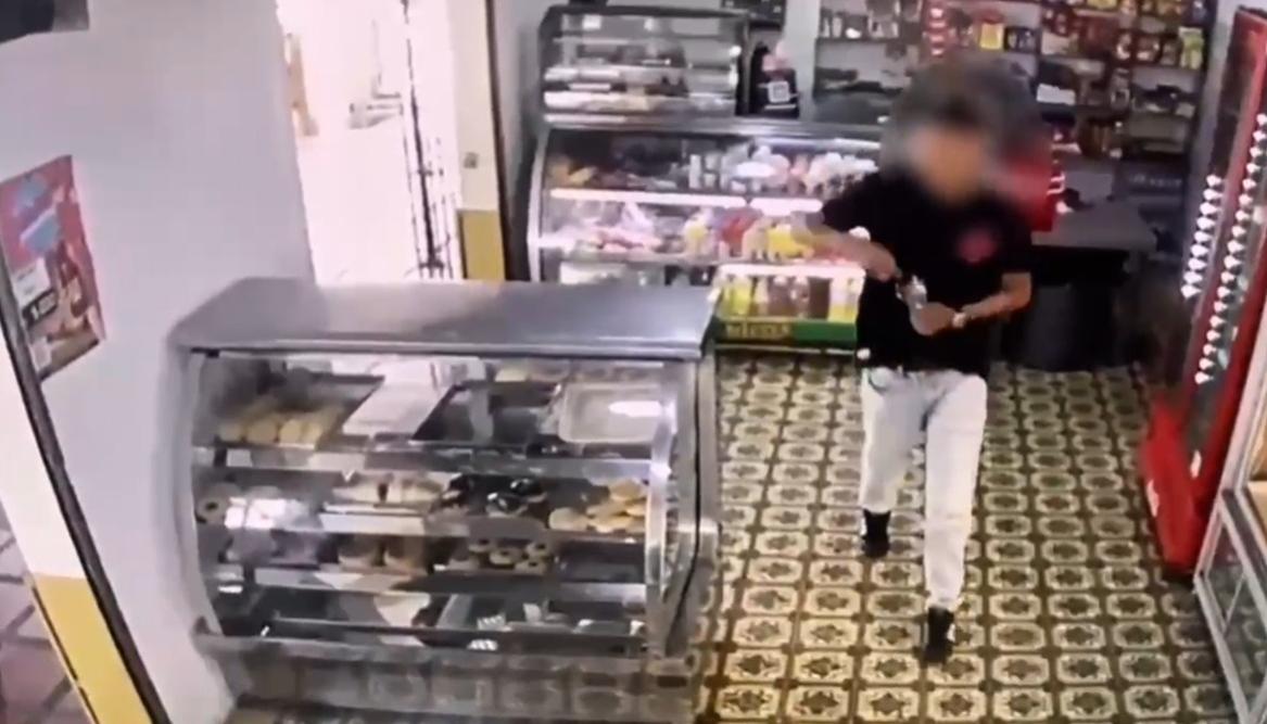 Momento de uno de los ataques a tiendas en Barranquilla. 