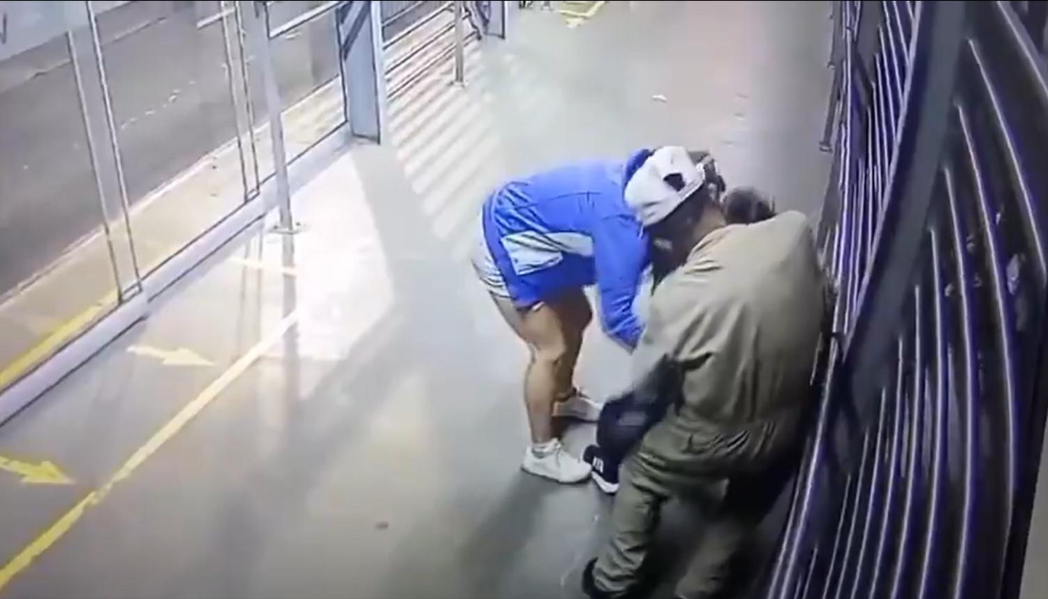 Momento en que se registró el atraco al ciudadano en una estación del Megabús. 