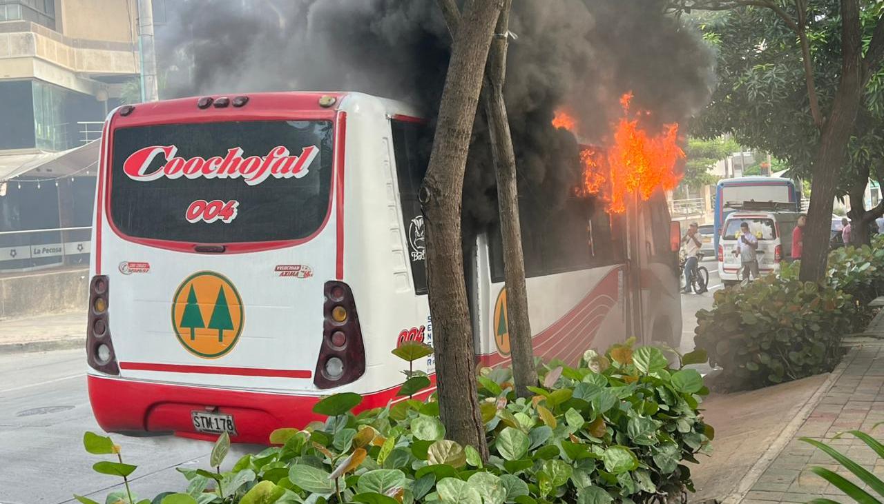 Incendio de bus de Coochofal en la 84