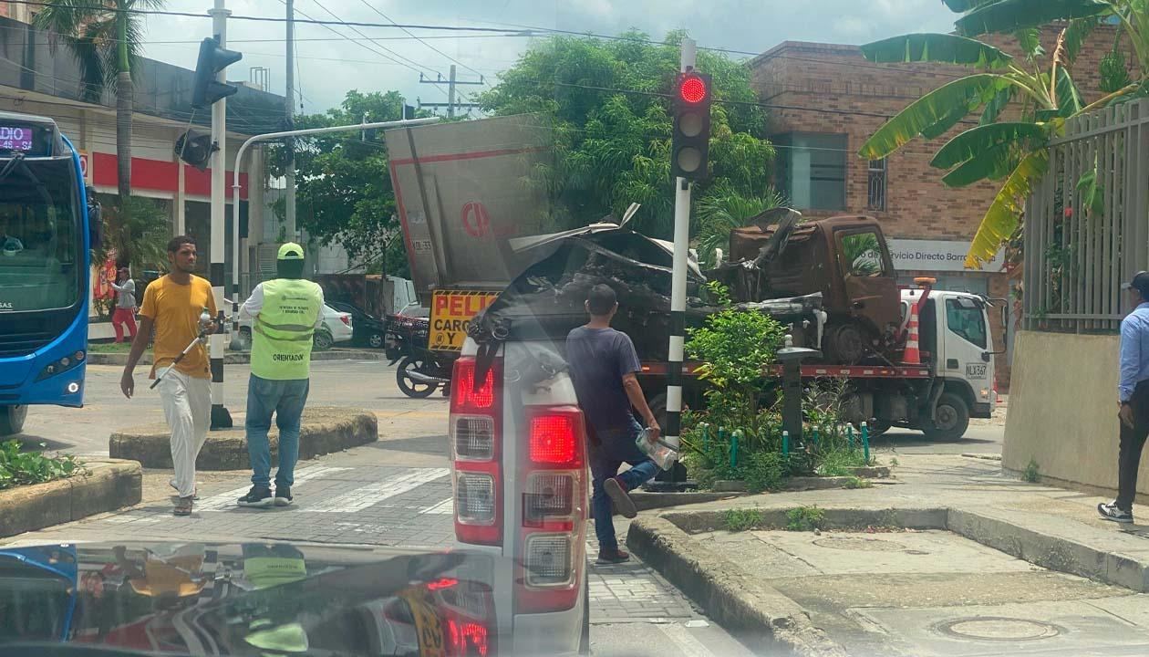 Camión de carga destruyó semáforo en la calle 82 con carrera 46.