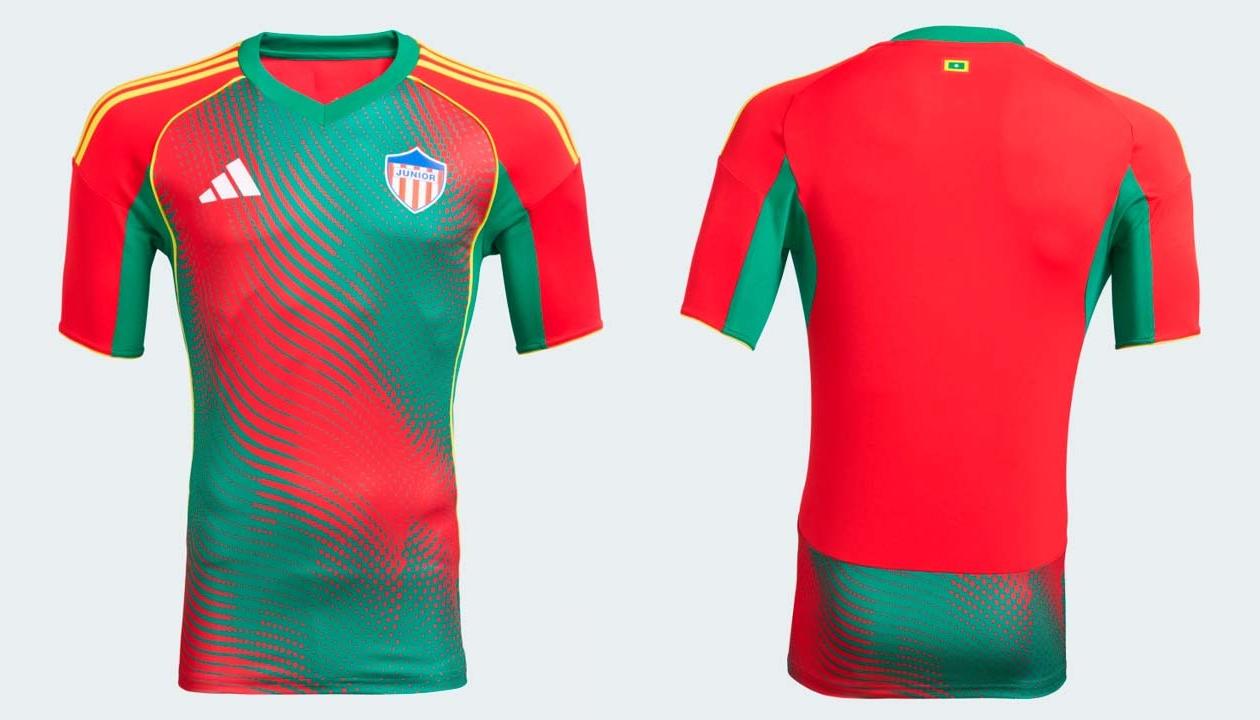 Camiseta visitante de Junior inspirada en los colores de la bandera de Barranquilla.