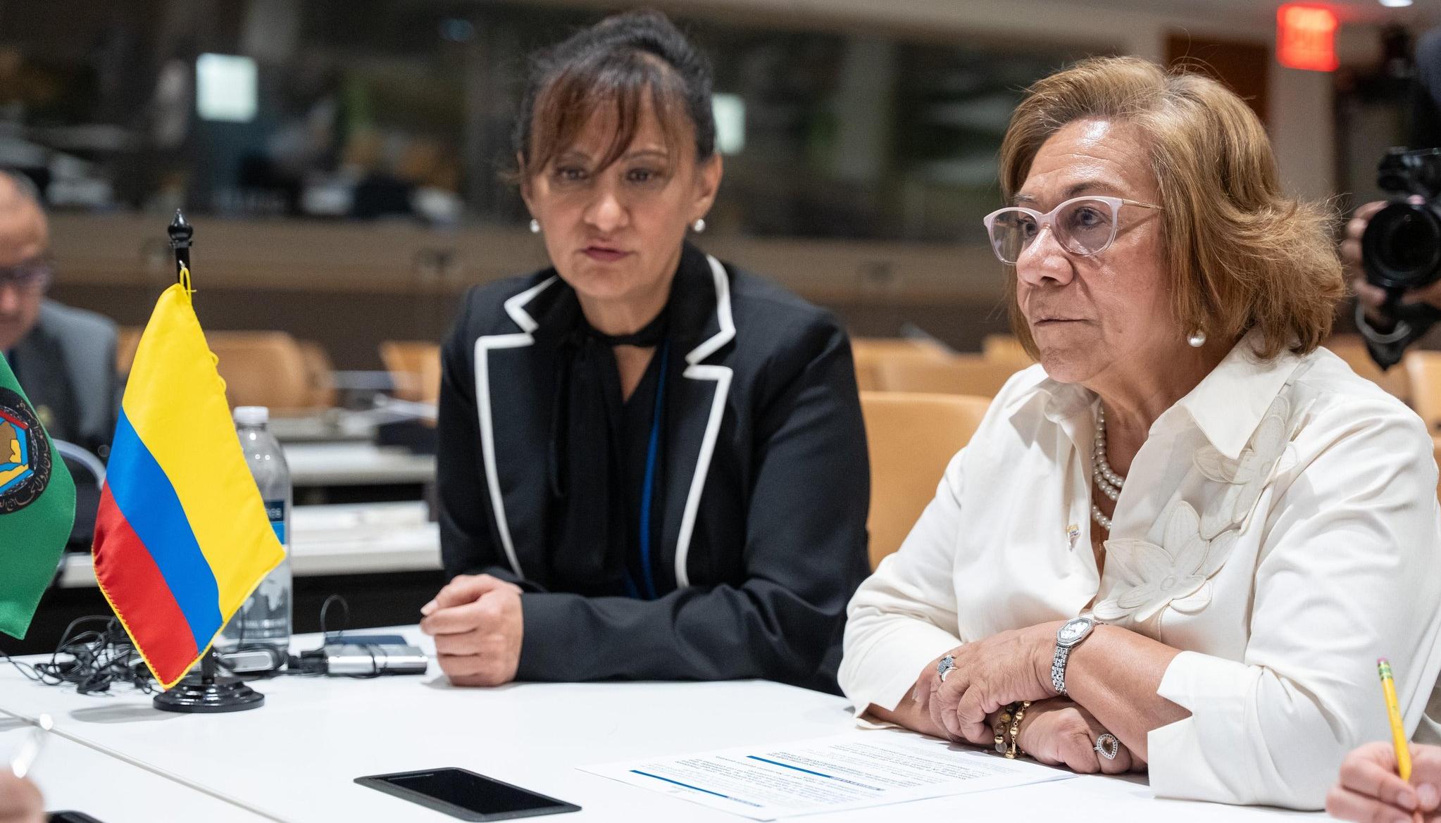 La Canciller Yolanda Villavicencio (derecha).