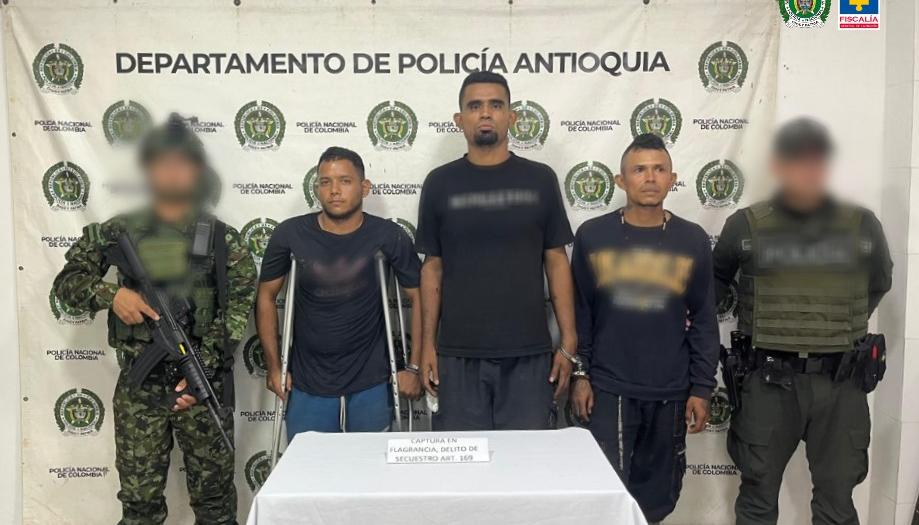 Los tres capturados en el operativo. 