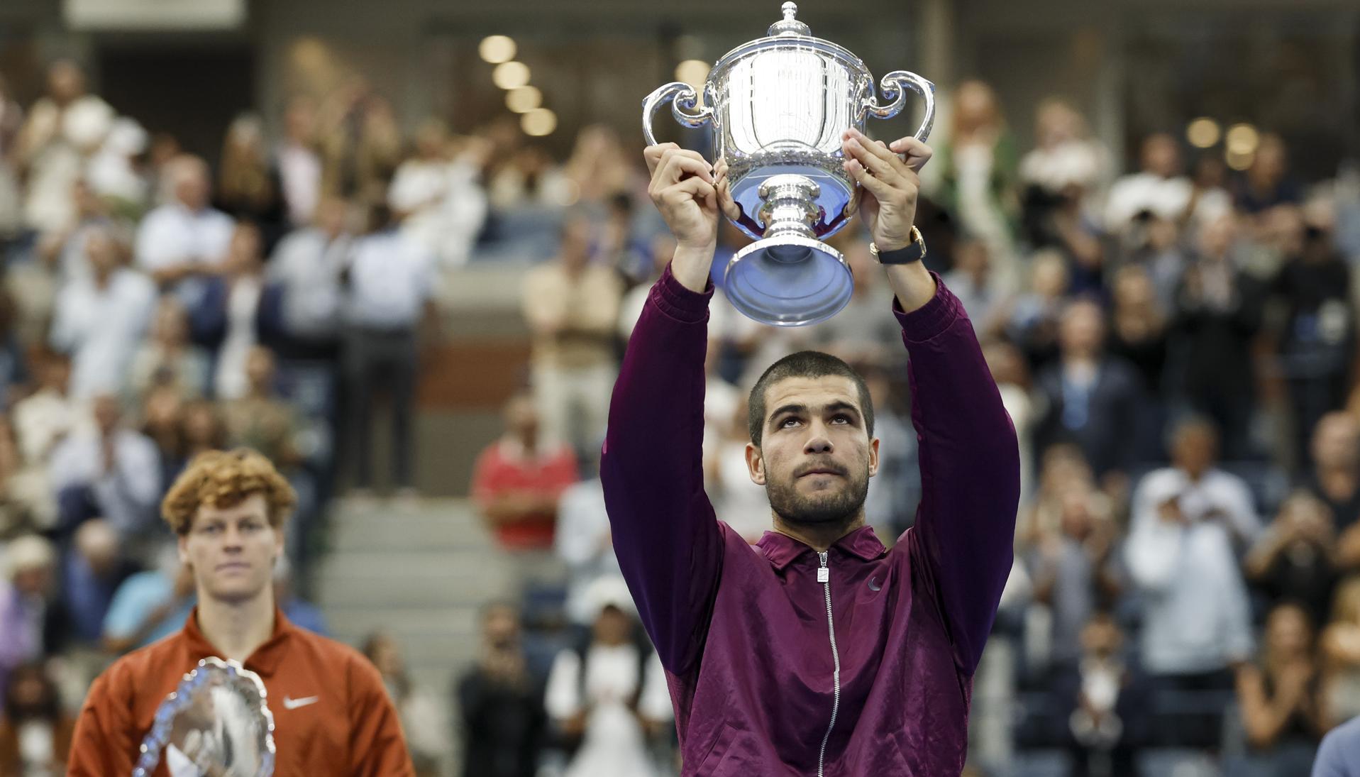 Carlos Alcaraz con su segundo trofeo del Abierto de Estados Unidos.
