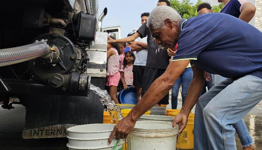 Carrotanques llevando agua a Villa Olímpica en agosto pasado