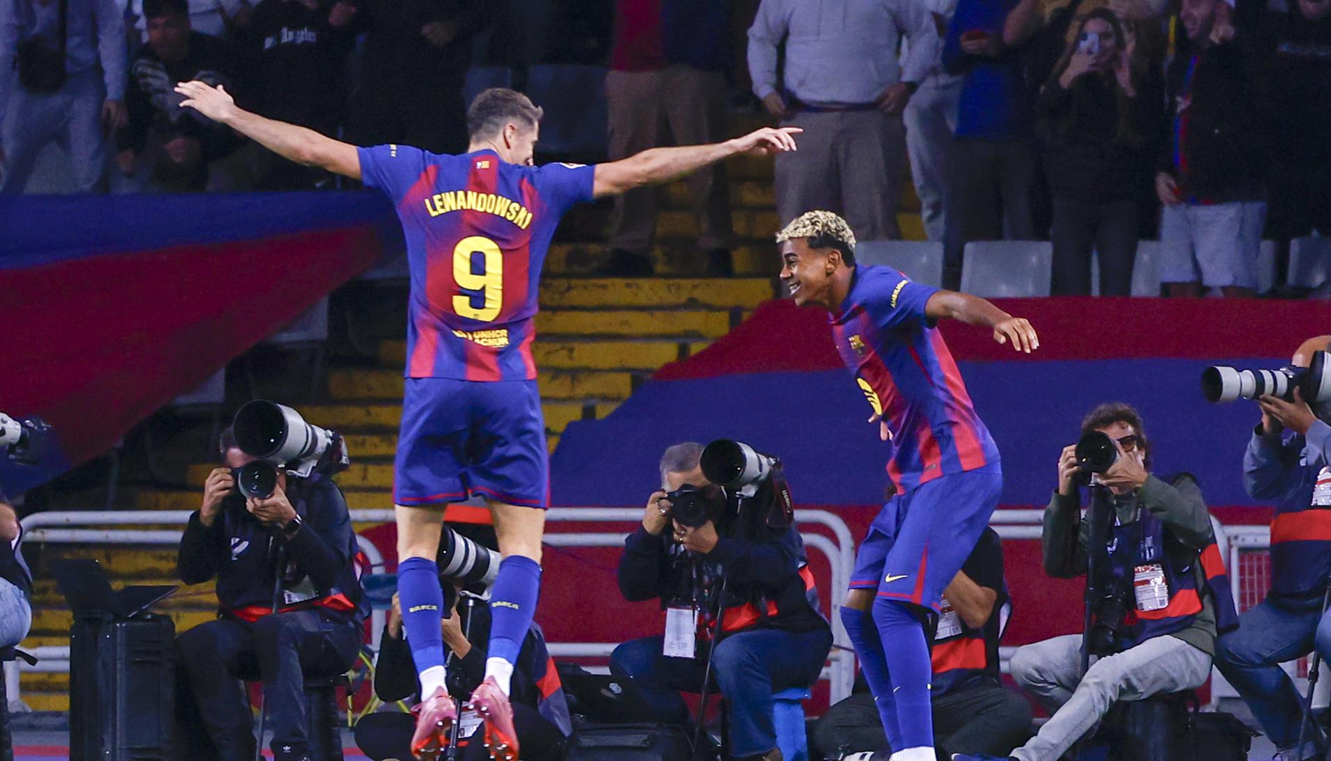 Robert Lewandowski y Lamine Yamal, celebran el segundo gol del equipo blaugrana